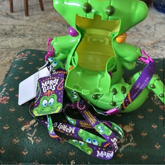 Universal Green and Yellow Alligator Popcorn Bucket - Picture 4 of 10